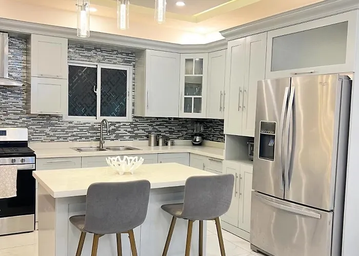 5 Star Villa Minutes From Airport And Beaches